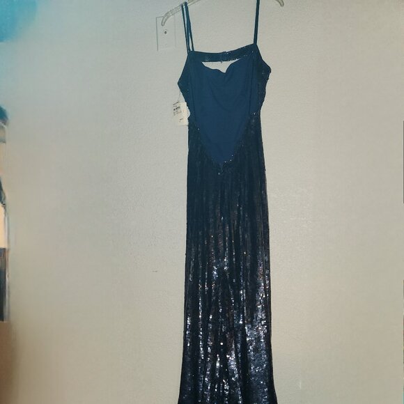 Long sequined dress with train - Picture 3 of 5